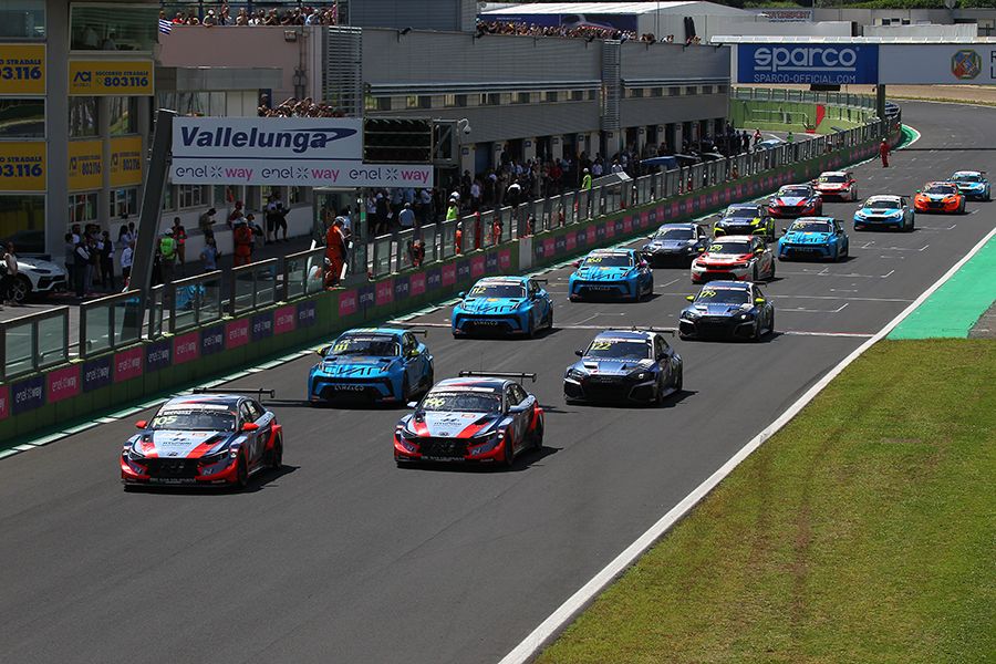 The KUMHO FIA TCR World Tour gets underway at Vallelunga