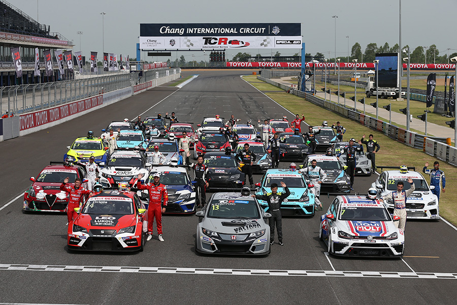TCR Thailand joins the International Series for a family photo