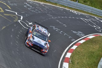 Norbert Michelisz wins Race 1 and joins the title fight