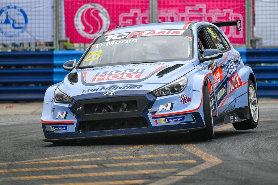 Engstler is champion as Morán wins a thrilling Race 2