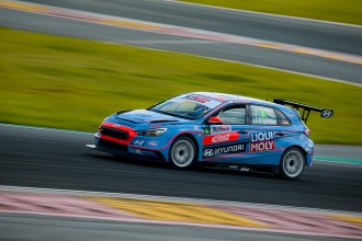 Luca Engstler dominates the first TCR China race