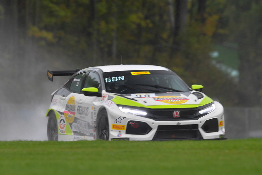 Victor González masters the rain at Road America
