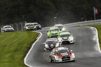 Lewis Kent shines in TCR UK opener at Oulton Park
