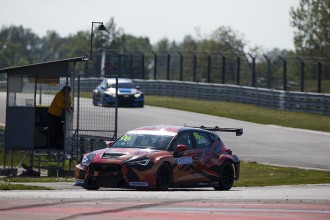 Azcona makes a winning start to the TCR Europe season