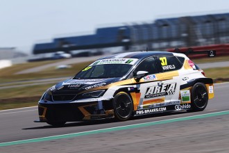 Winfield sets pole at Donington in red-flagged Qualifying