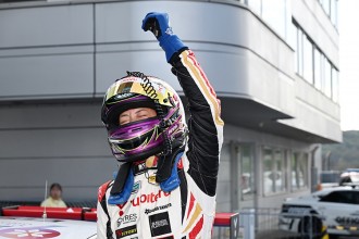 Anna Inotsume is crowned Saturday champion of TCR Japan