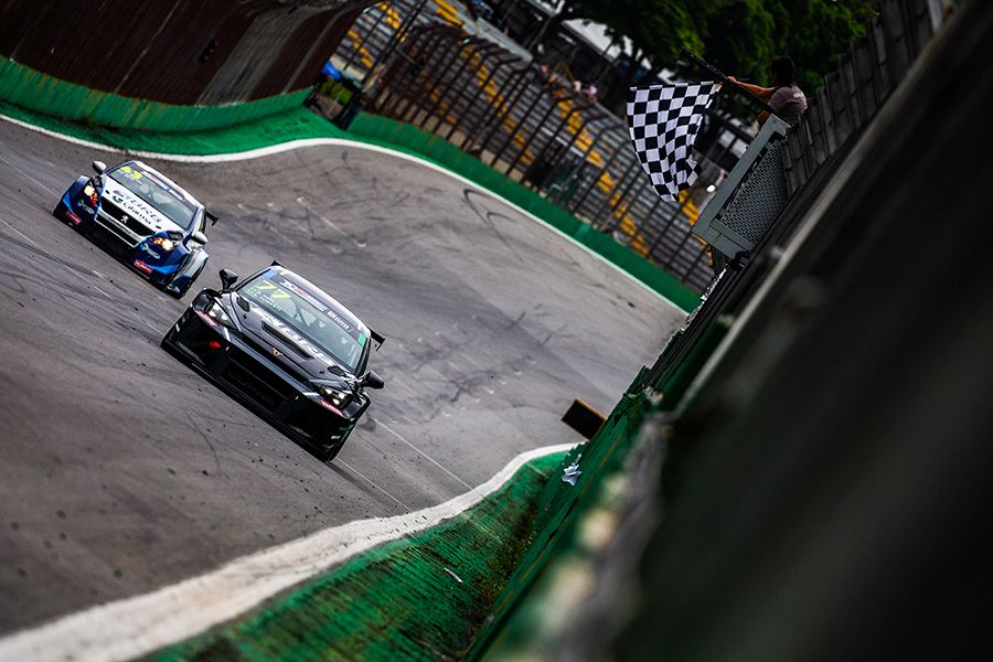 Reis and Foresti wins TCR South America enduro at Interlagos