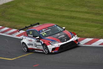 Two Bahraini drivers join TCR for their local event