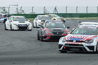 Roelof Bruins wins TCR Asia opening race