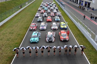 32 cars on the grid for the TCR family photo