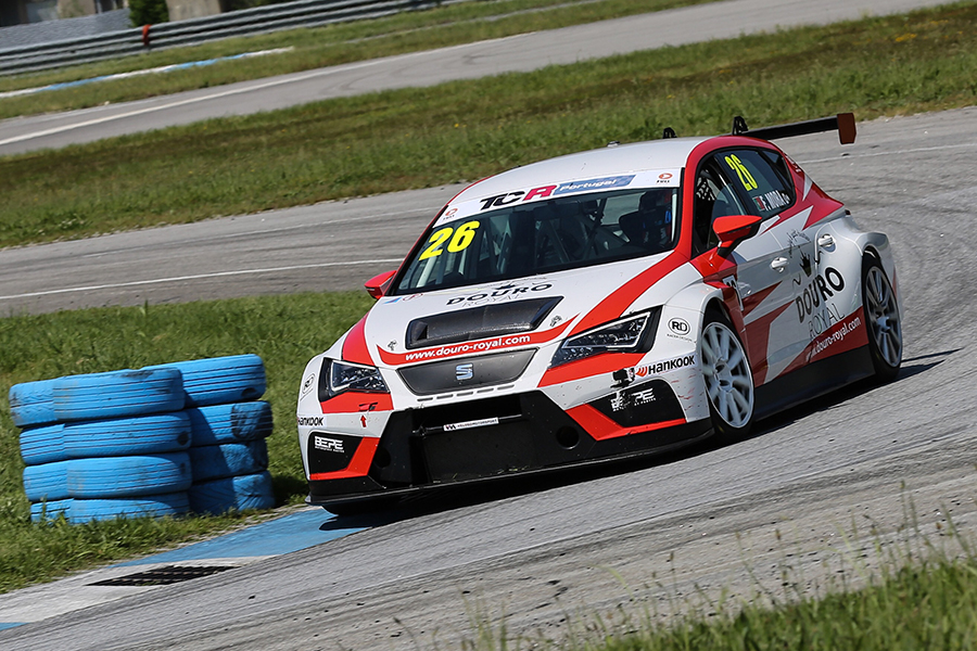 TCR Portugal: Mora in a league of his own