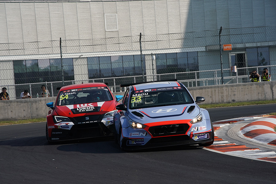 Race 1 – Hyundai wins maiden race with Tarquini
