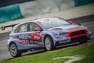 Engstler begins with a lights-to-flag win at Sepang