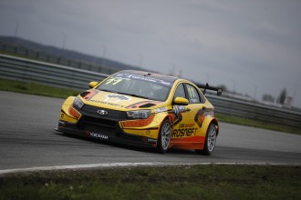LADA drivers lock front row for Grozny opening race