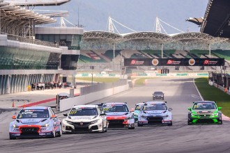 Lloyd leads TCR Malaysia after opening in Sepang
