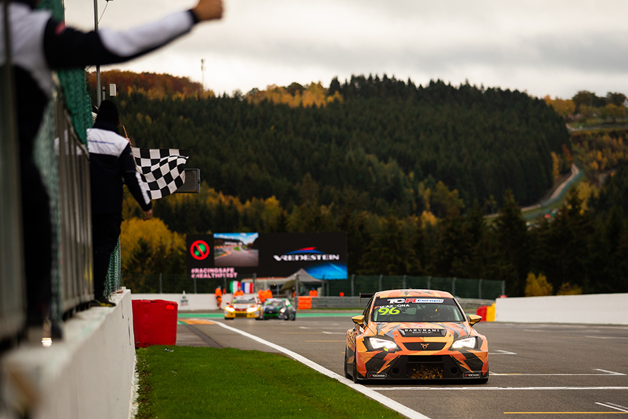 Mikel Azcona wins again in a chaotic second race 2 at Spa