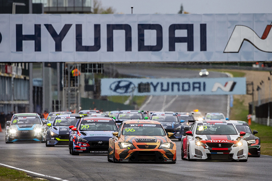 Two former champions lead a 22-car TCR Europe field