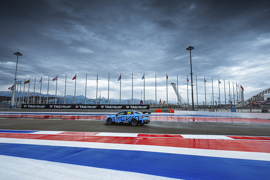 Yvan Muller claims WTCR pole position at Sochi