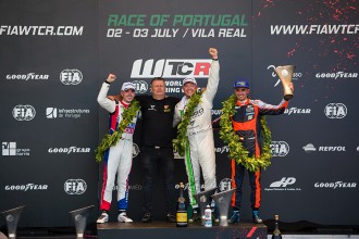 Huff calls for a risky strategy and wins WTCR Race 2