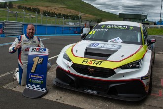 Boardley leaps into TCR UK points lead with two wins at Knockhill