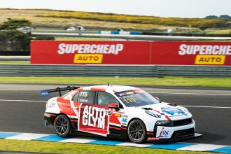 Slade replaces Oliphant in TCR Australia at Queensland