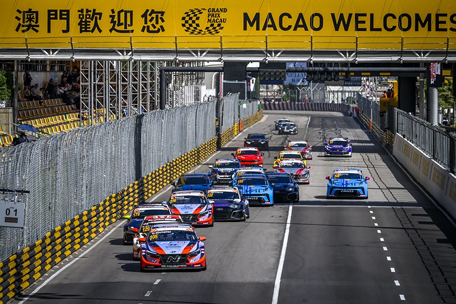 Michelisz puts one hand on the title with Macau Race 1 win